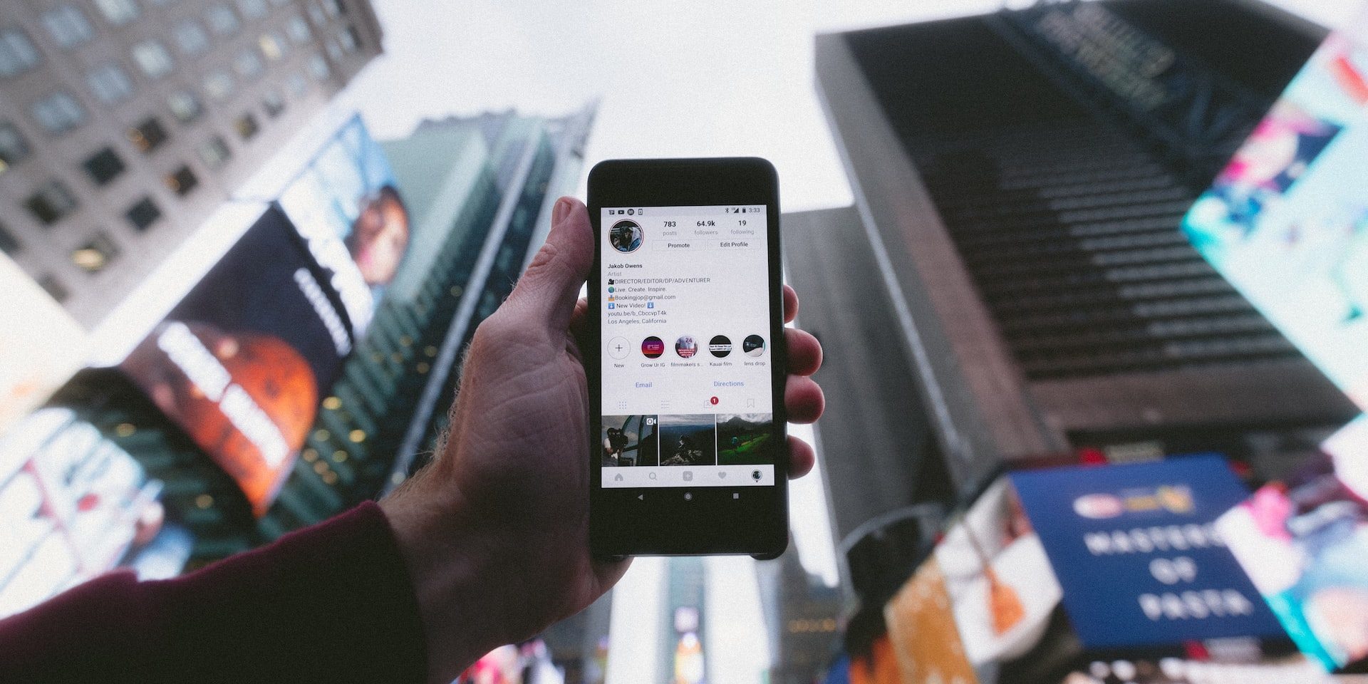 copy-para-redes-sociais-tecnicas mão masculina a segurar telemóvel com app do instagram aberta