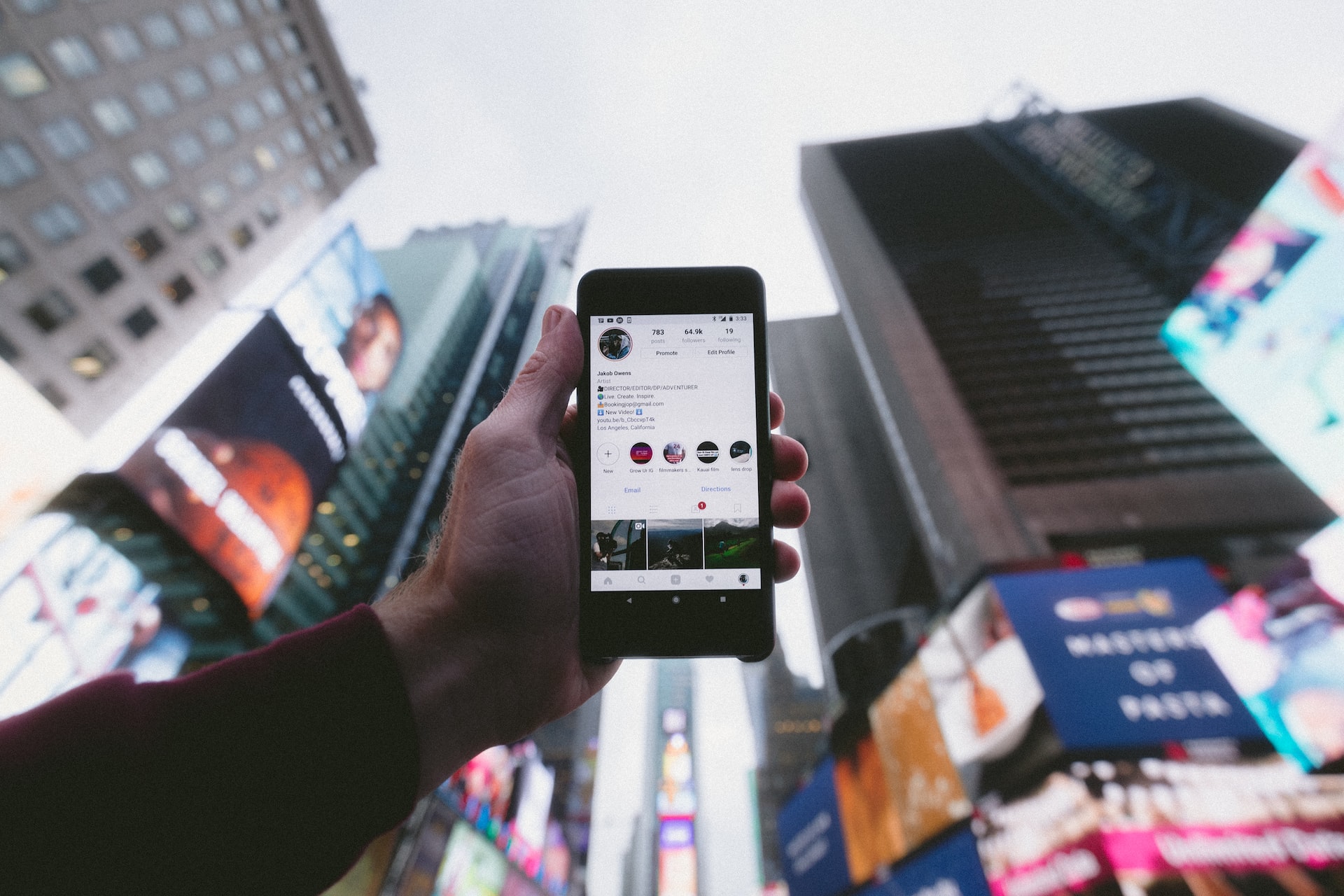 copy-para-redes-sociais-tecnicas mão masculina a segurar telemóvel com app do instagram aberta