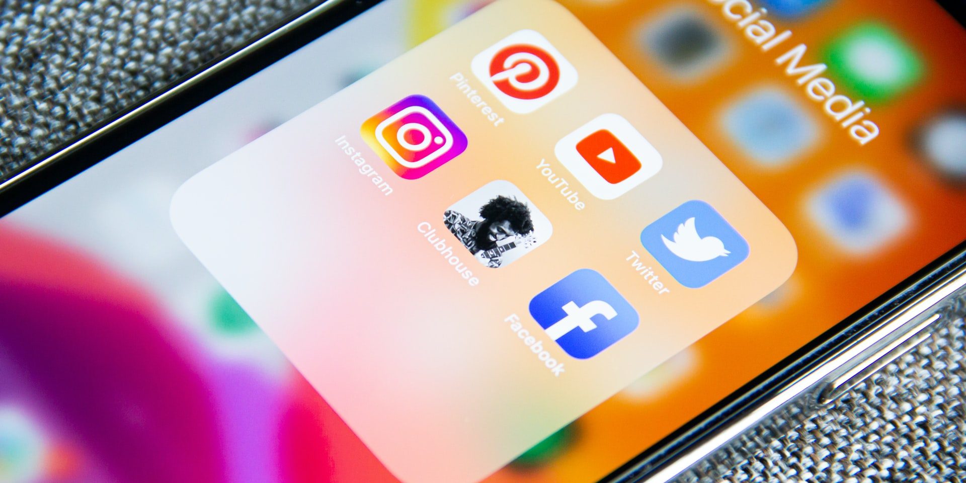 copywriting-para-redes-sociais Telemóvel com apps de redes sociais