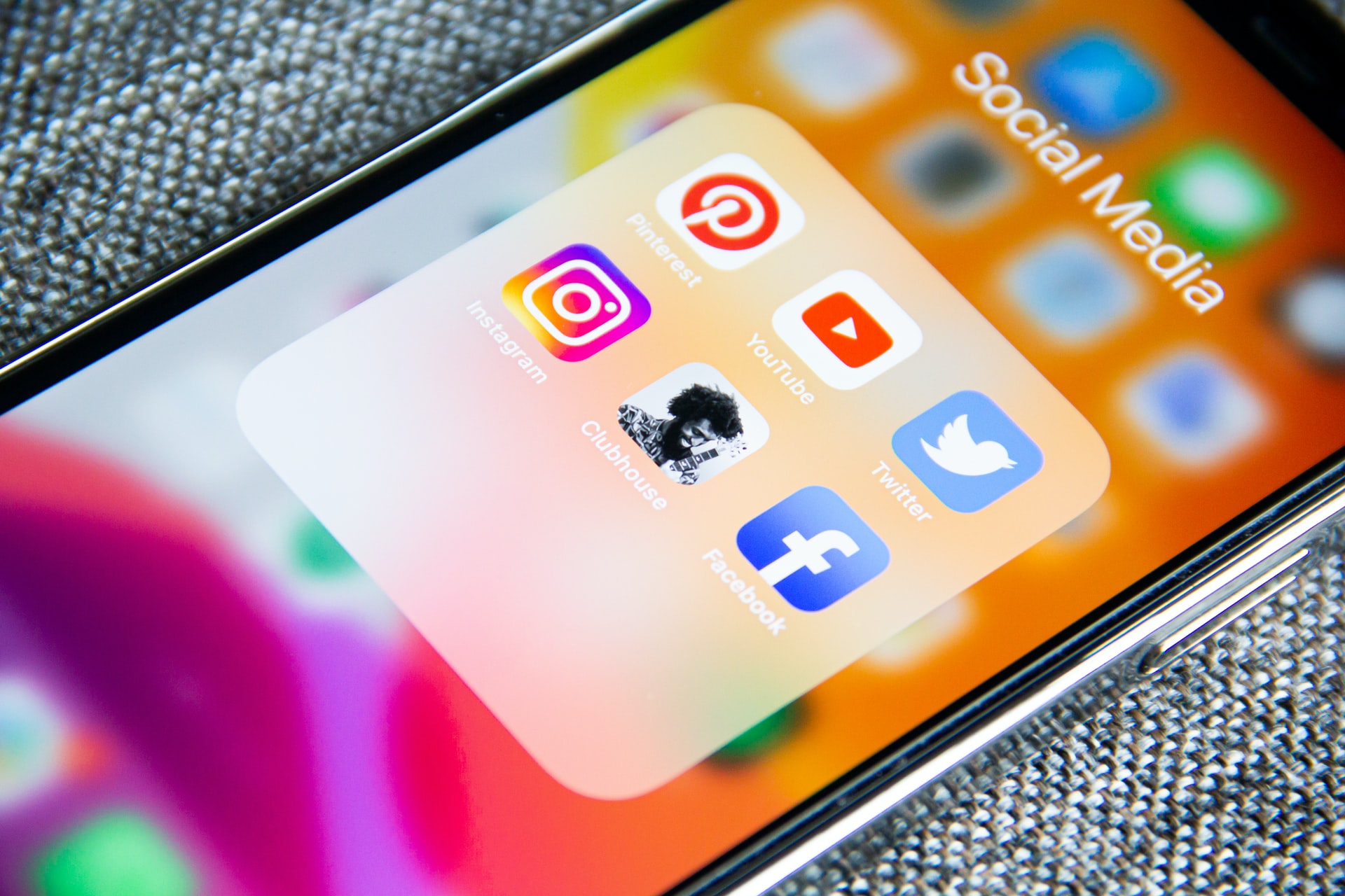 copywriting-para-redes-sociais Telemóvel com apps de redes sociais