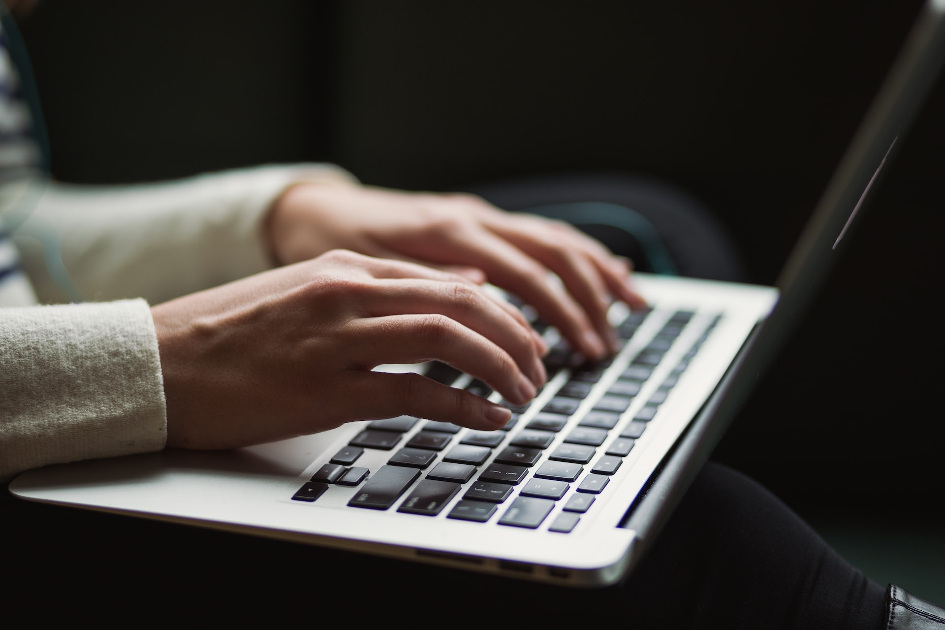 contratar-copywriter-freelancer-maria-escreve mãos a escrever num computador