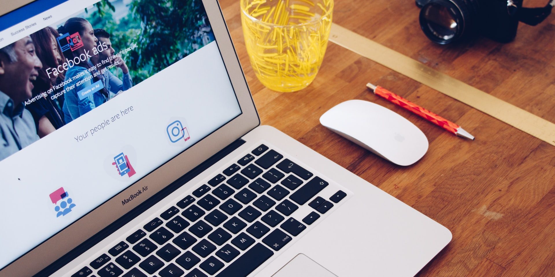 copywriting-redes-sociais-quanto-custa Computador em cima da mesa com facebook ads aberto