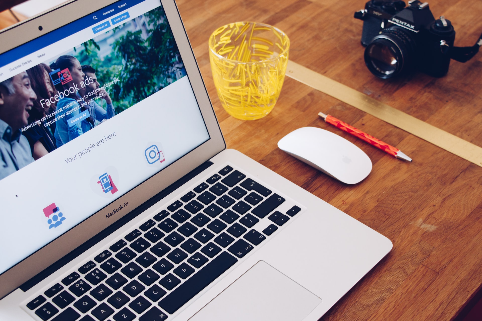 copywriting-redes-sociais-quanto-custa Computador em cima da mesa com facebook ads aberto