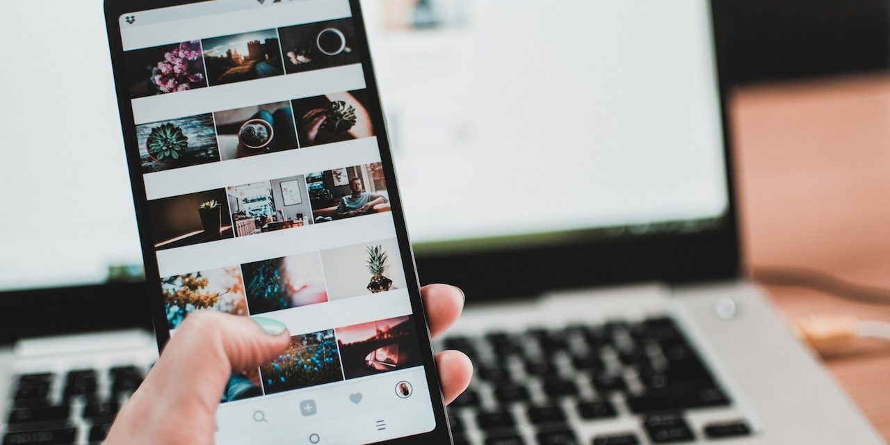 erros-evitar-copywriting-redes-sociais mão com telemóvel e várias fotografias
