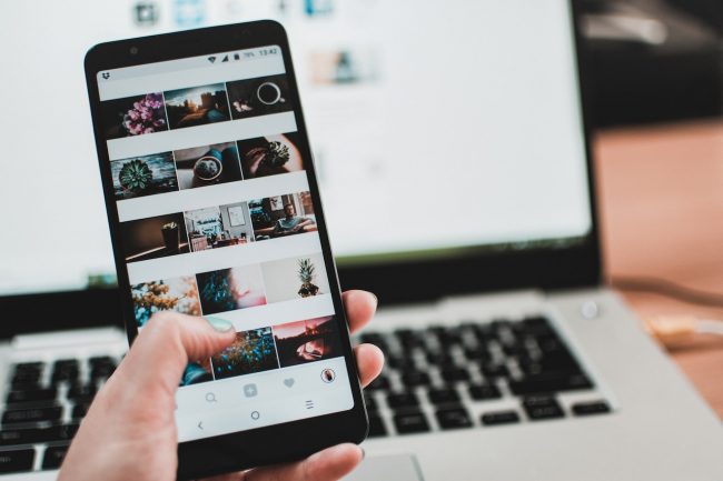 erros-evitar-copywriting-redes-sociais mão com telemóvel e várias fotografias