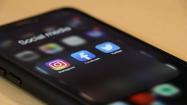 guia-essencial-copywriting-redes-sociais Telemóvel com várias aplicações de redes sociais
