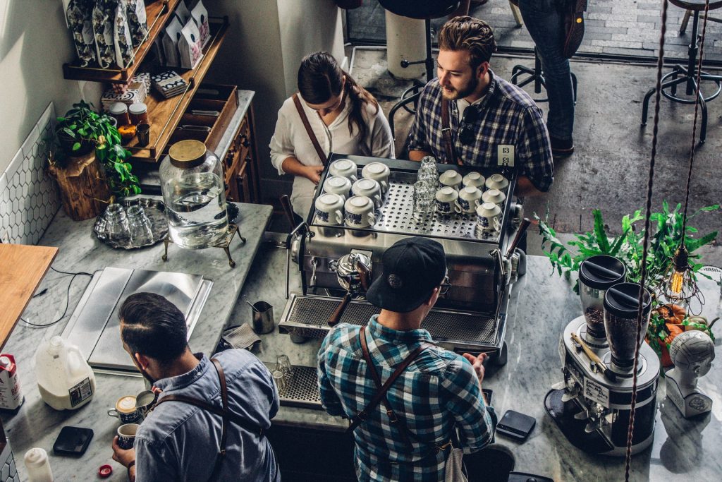 Café e funcionários que investiram em SEO local com maior número de clientes