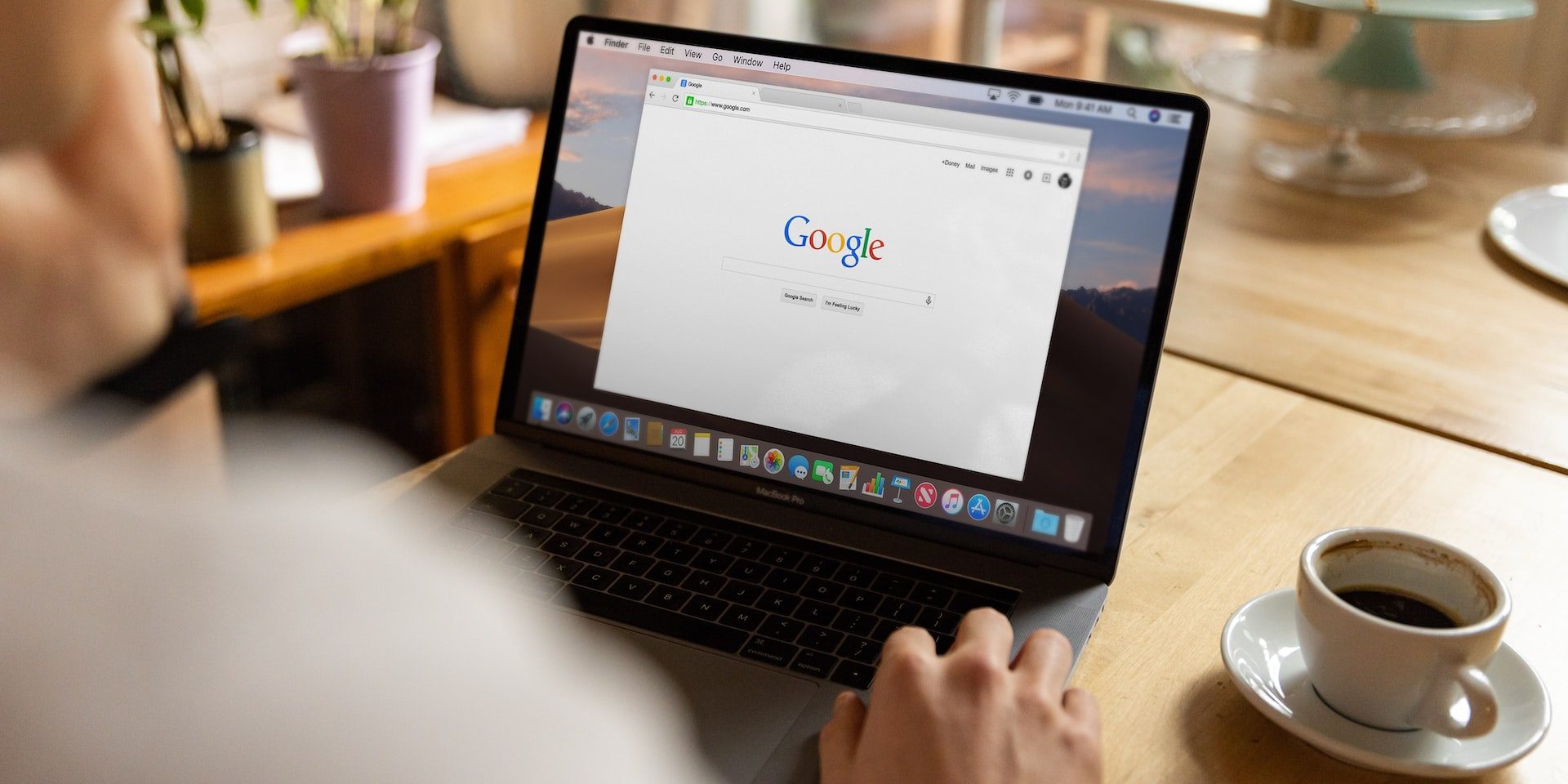 melhores-empresas-seo-portugal pessoa a pesquisar no google melhores empresas seo portugal