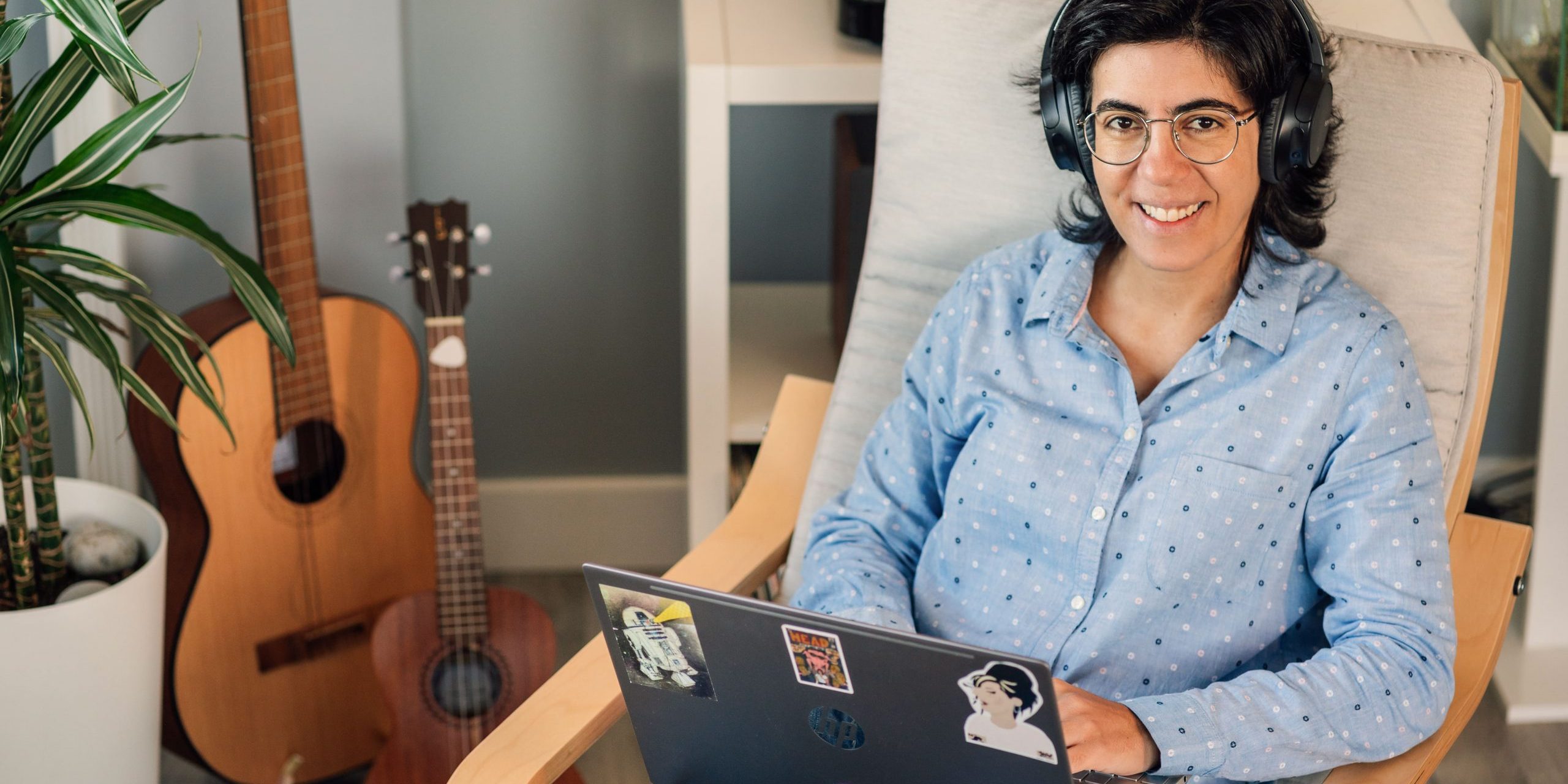 Especialista SEO em Portugal Maria escreve sentada a escrever no computador