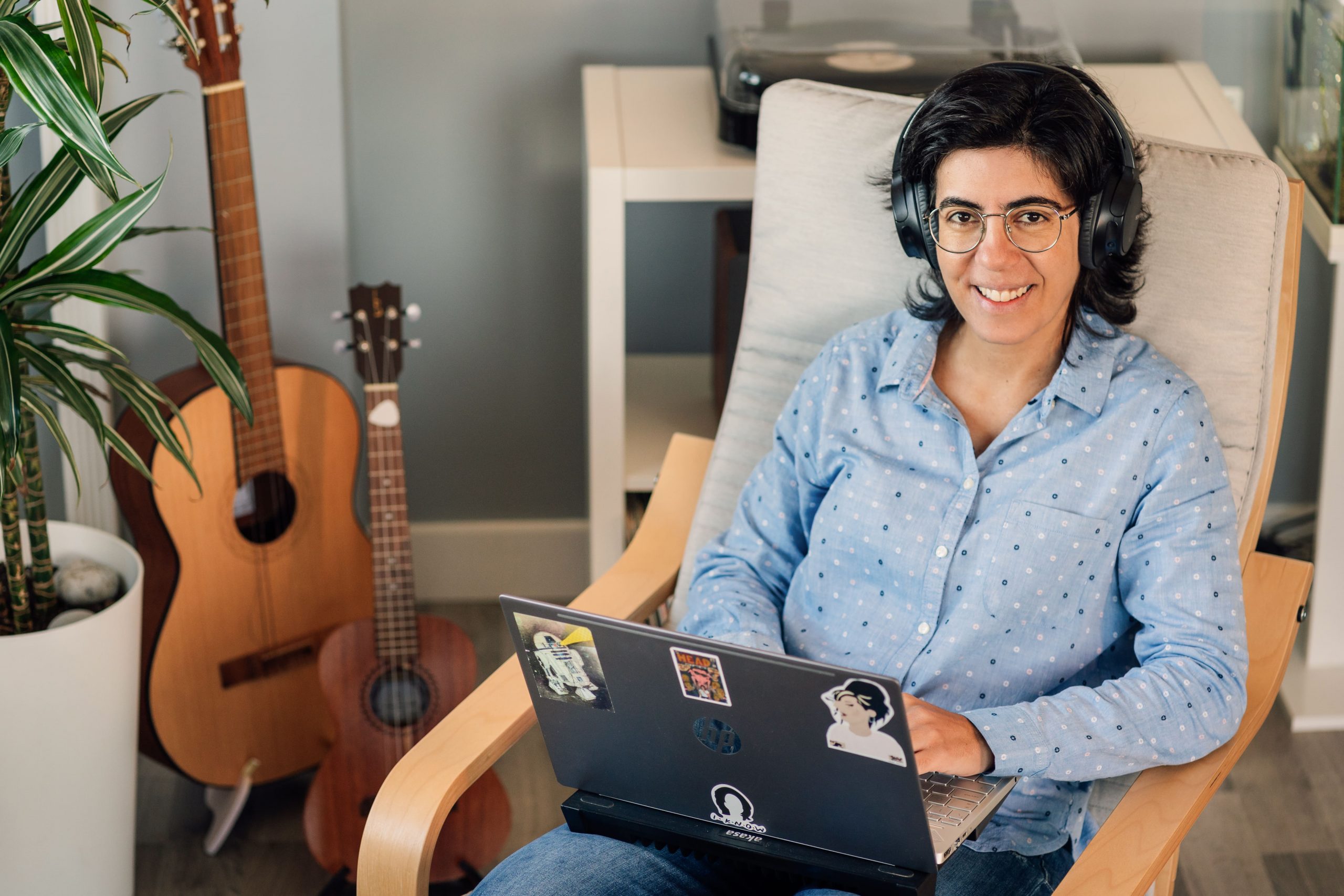 Especialista SEO em Portugal Maria escreve sentada a escrever no computador