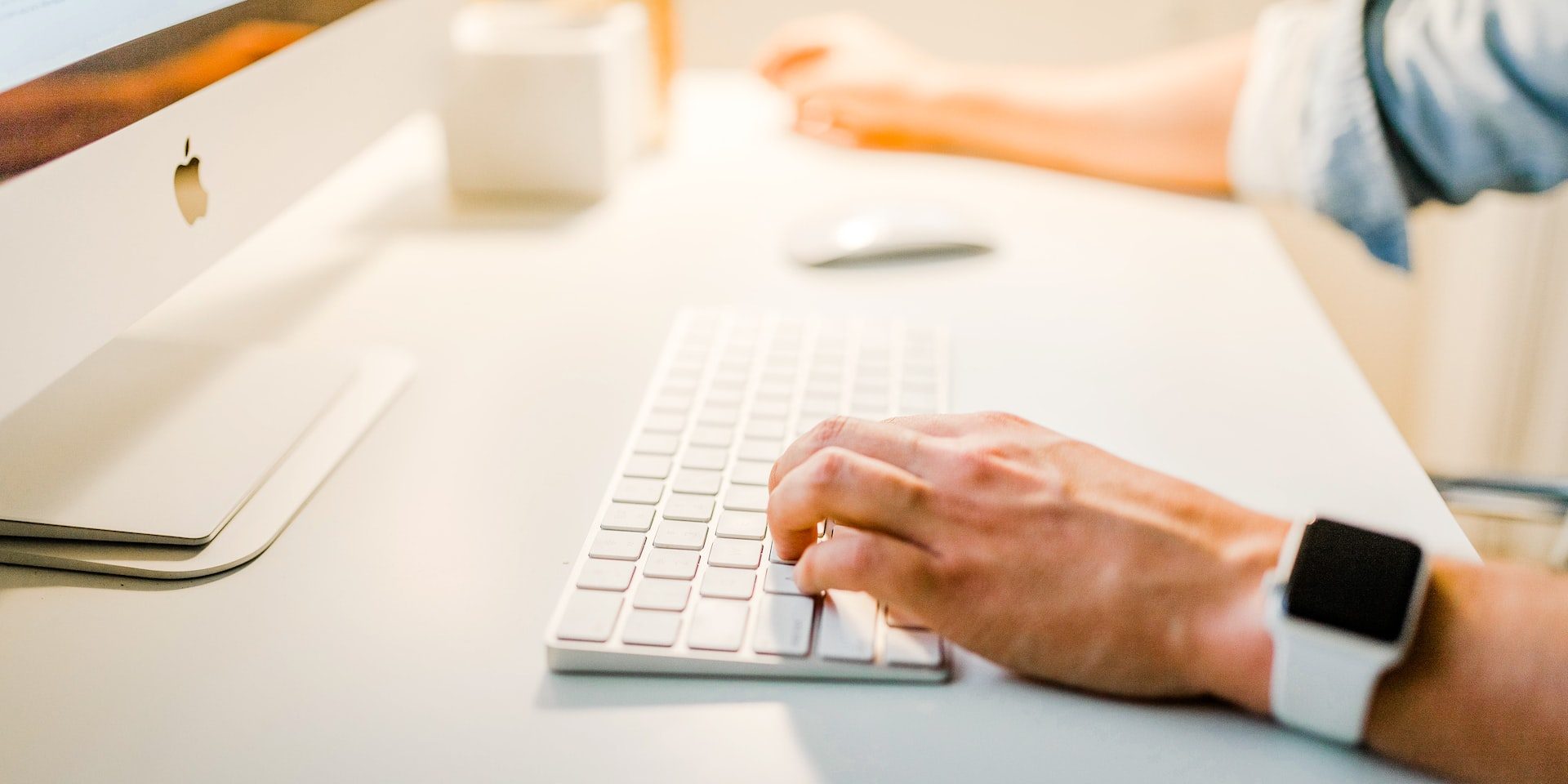 agencia-seo-braga-coloca-motores-busca mãos sobre um teclado numa secretária