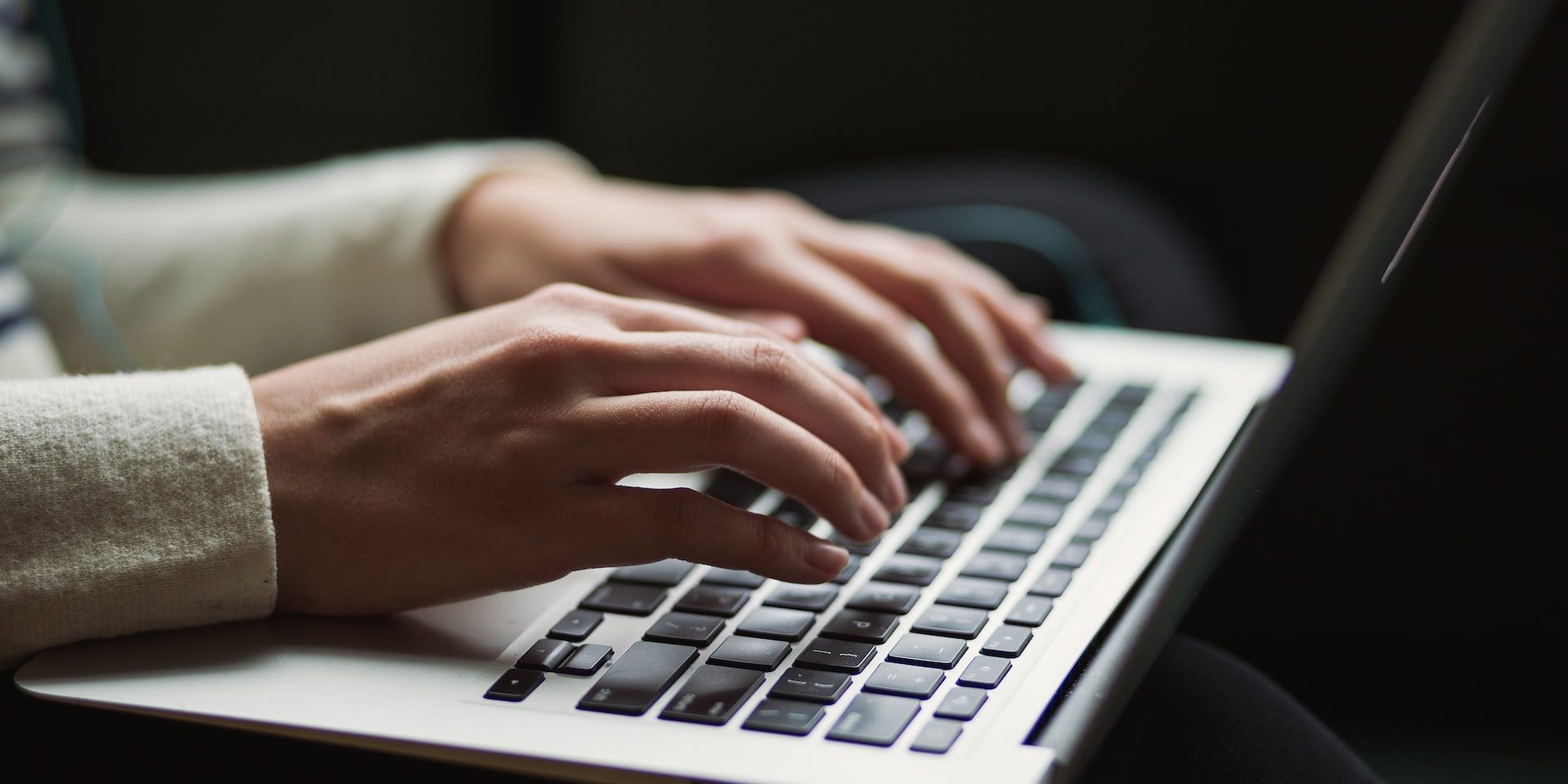 copywriter-freelancer-como-trabalhar mãos de um copywriter freelancer