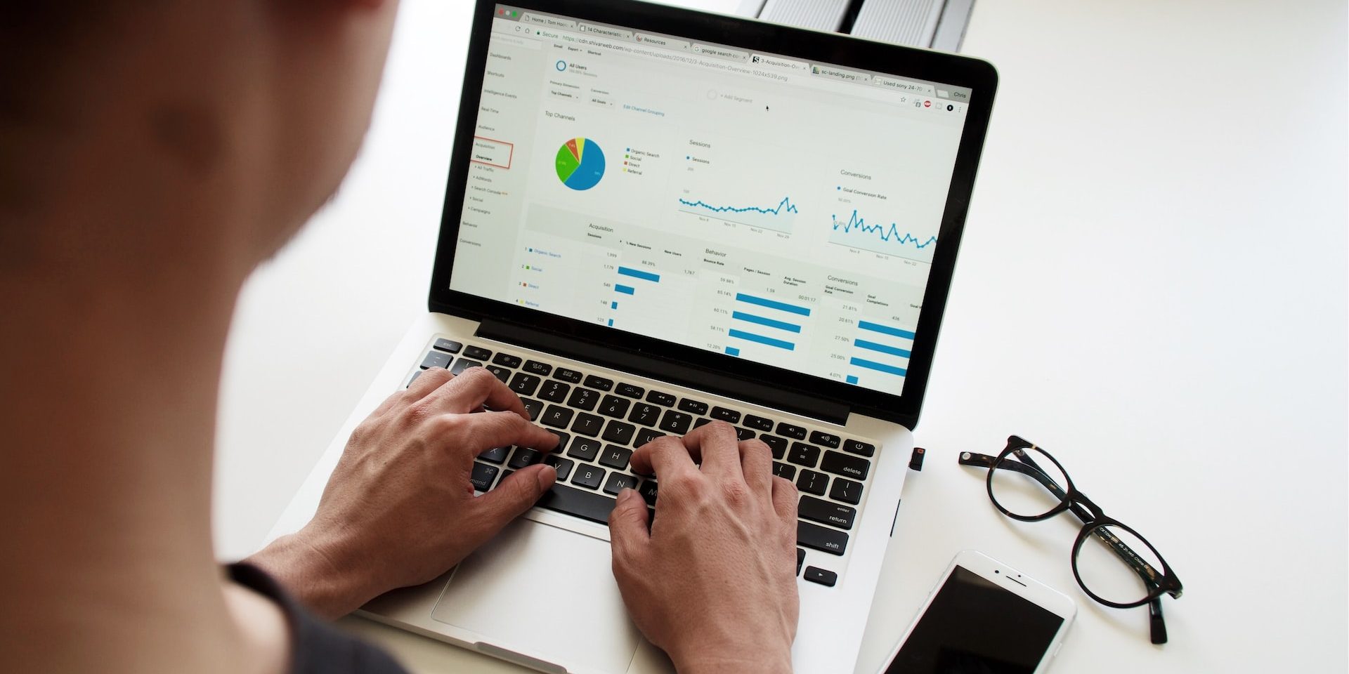 consultor-seo-porque-contratar Rapaz a mexer no computador e onde aparece analytics da estratégia de SEO