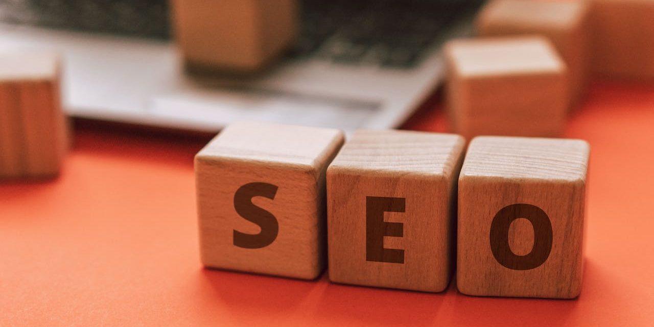 consultoria-seo-pequenas-empresas-maria-escreve secretária de uma pequena empresa que decidiu investir em seo