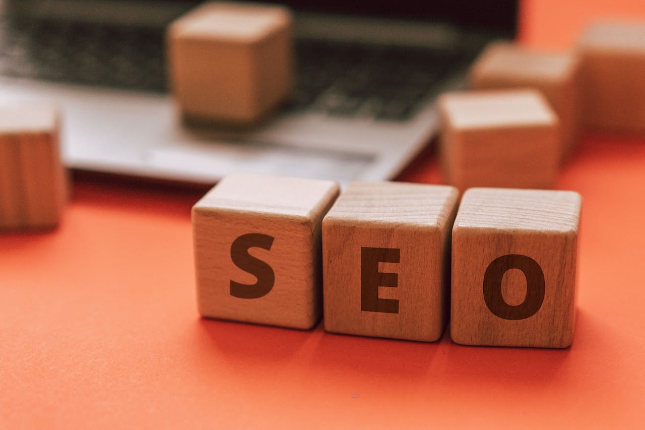 secretária de uma pequena empresa que decidiu investir em seo