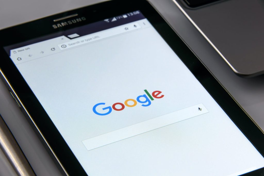 tablet com google pousado sobre a mesa