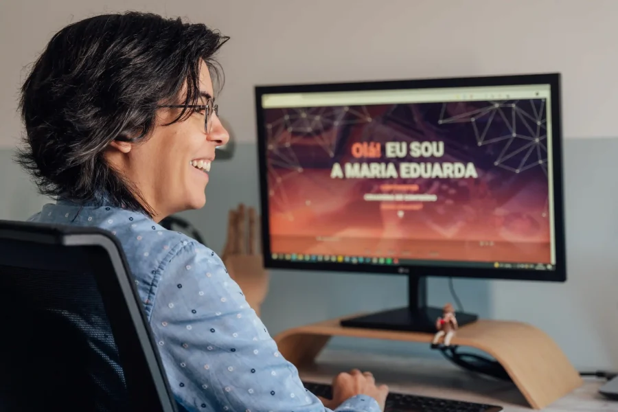 Maria Eduarda a trabalhar em estratégias de copywriting e SEO no seu escritório em Braga
