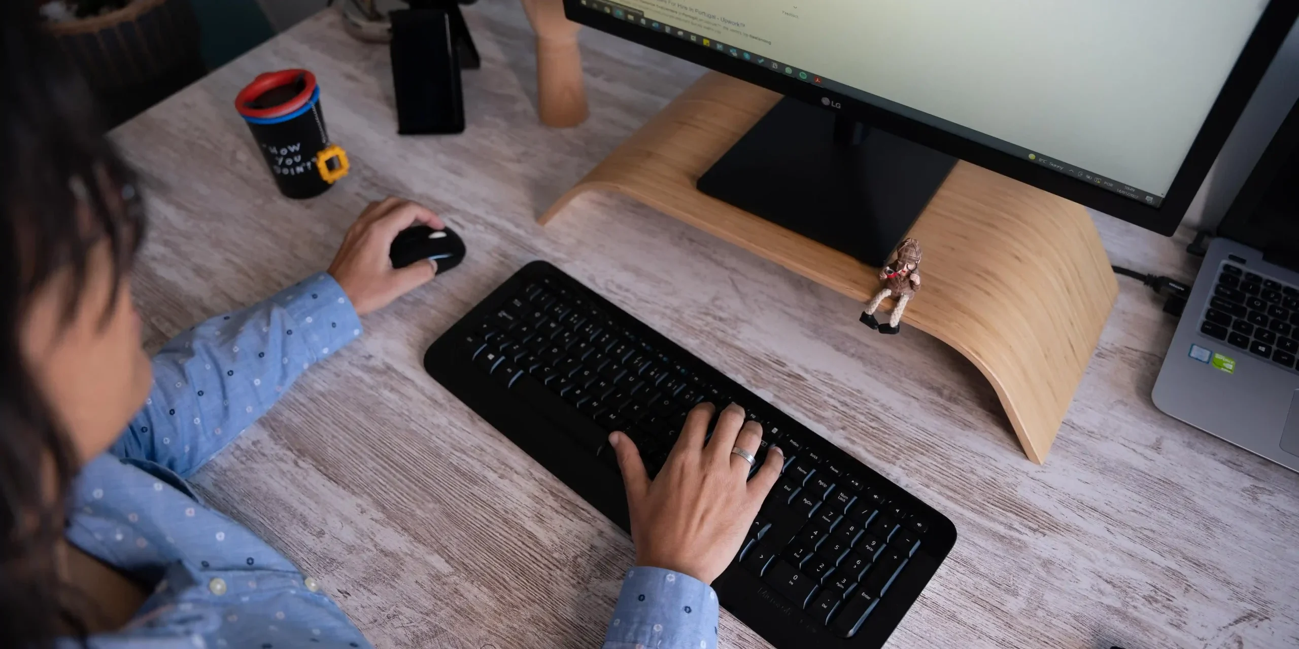 Consultora SEO a trabalhar na estratégia de conteúdo e análise de posicionamento no Google.