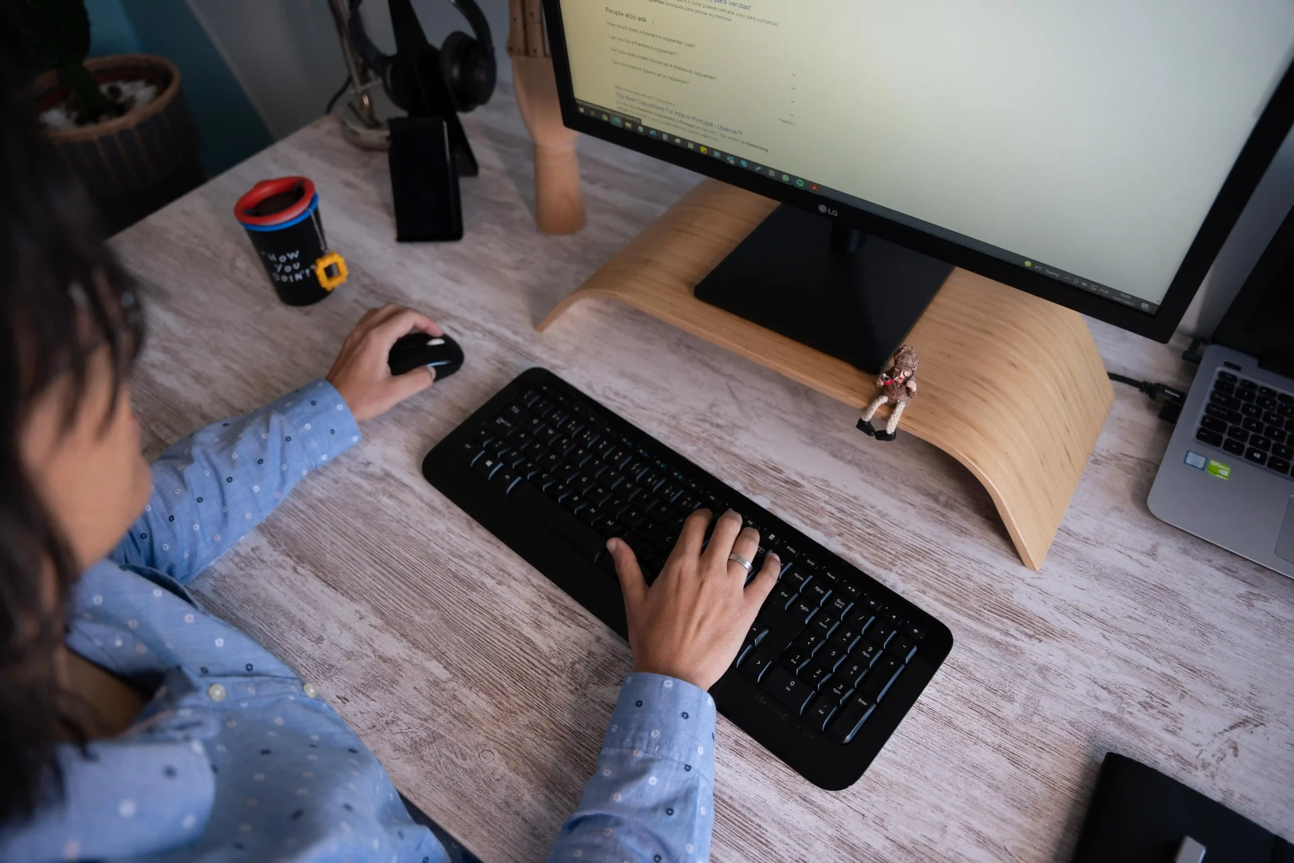 Consultora SEO a trabalhar na estratégia de conteúdo e análise de posicionamento no Google.