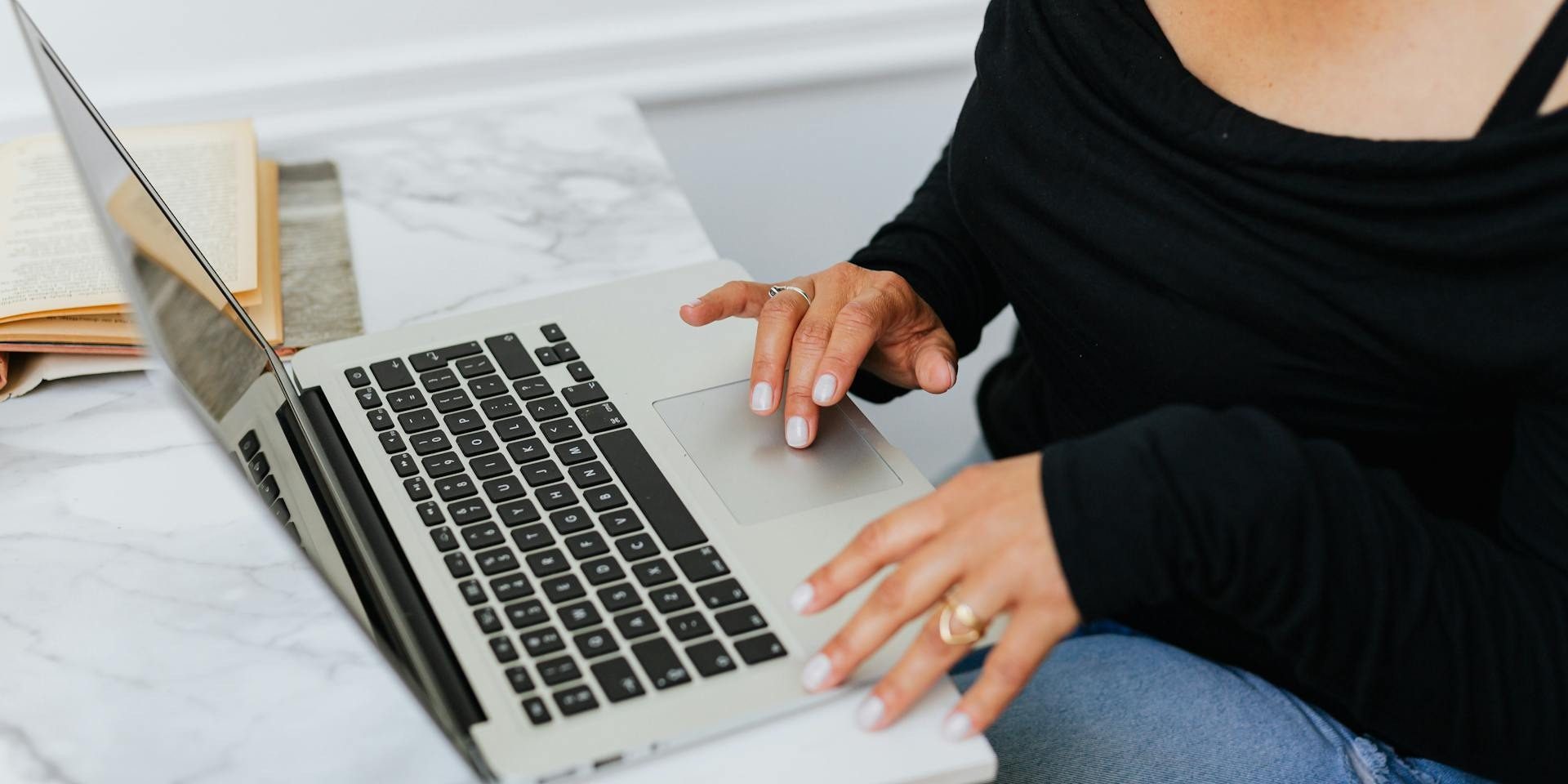 Profissional de copywriting B2B a desenvolver conteúdo estratégico para empresas