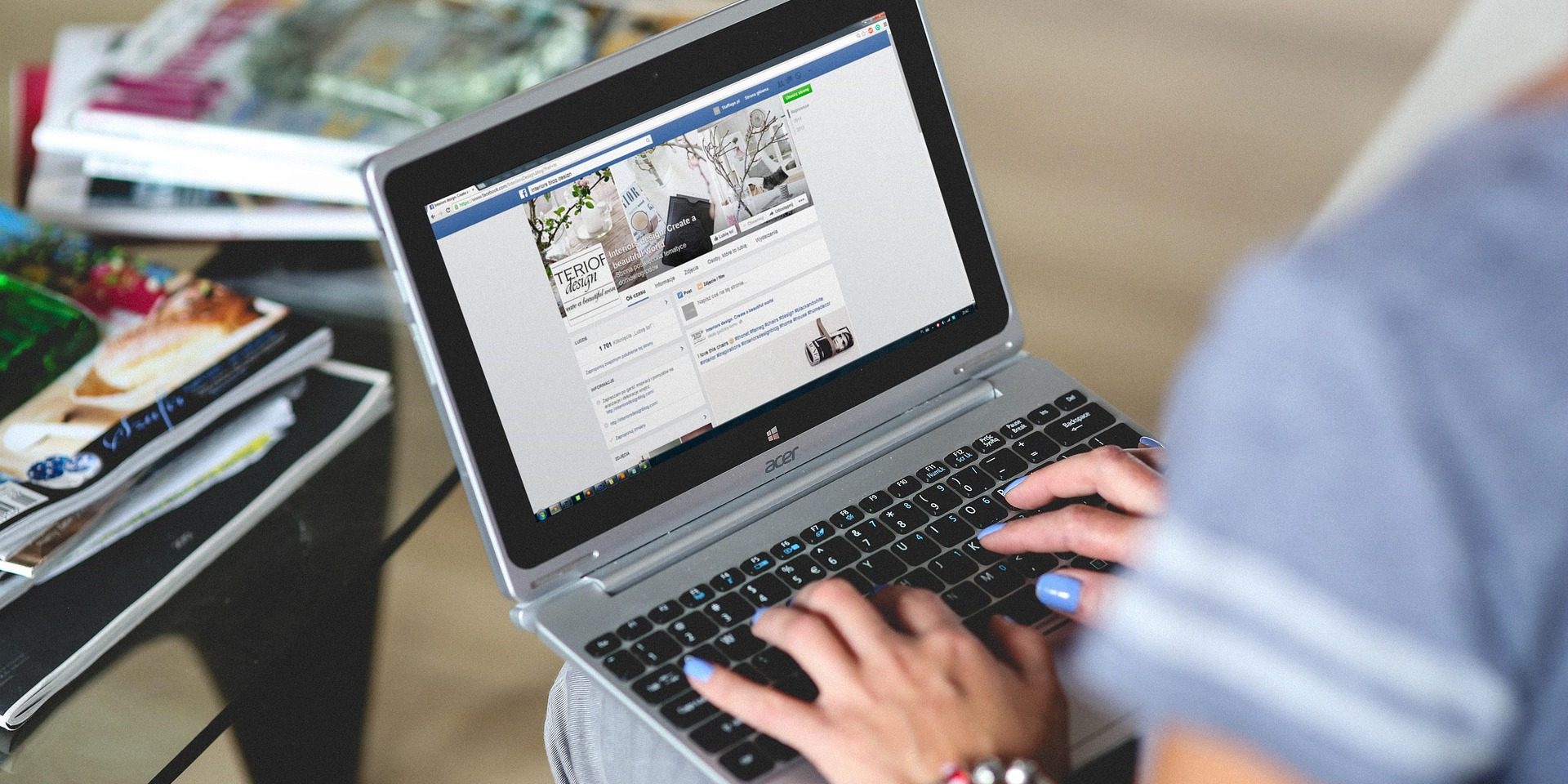 Pessoa a consultar uma página de uma empresa no Facebook através de um portátil.