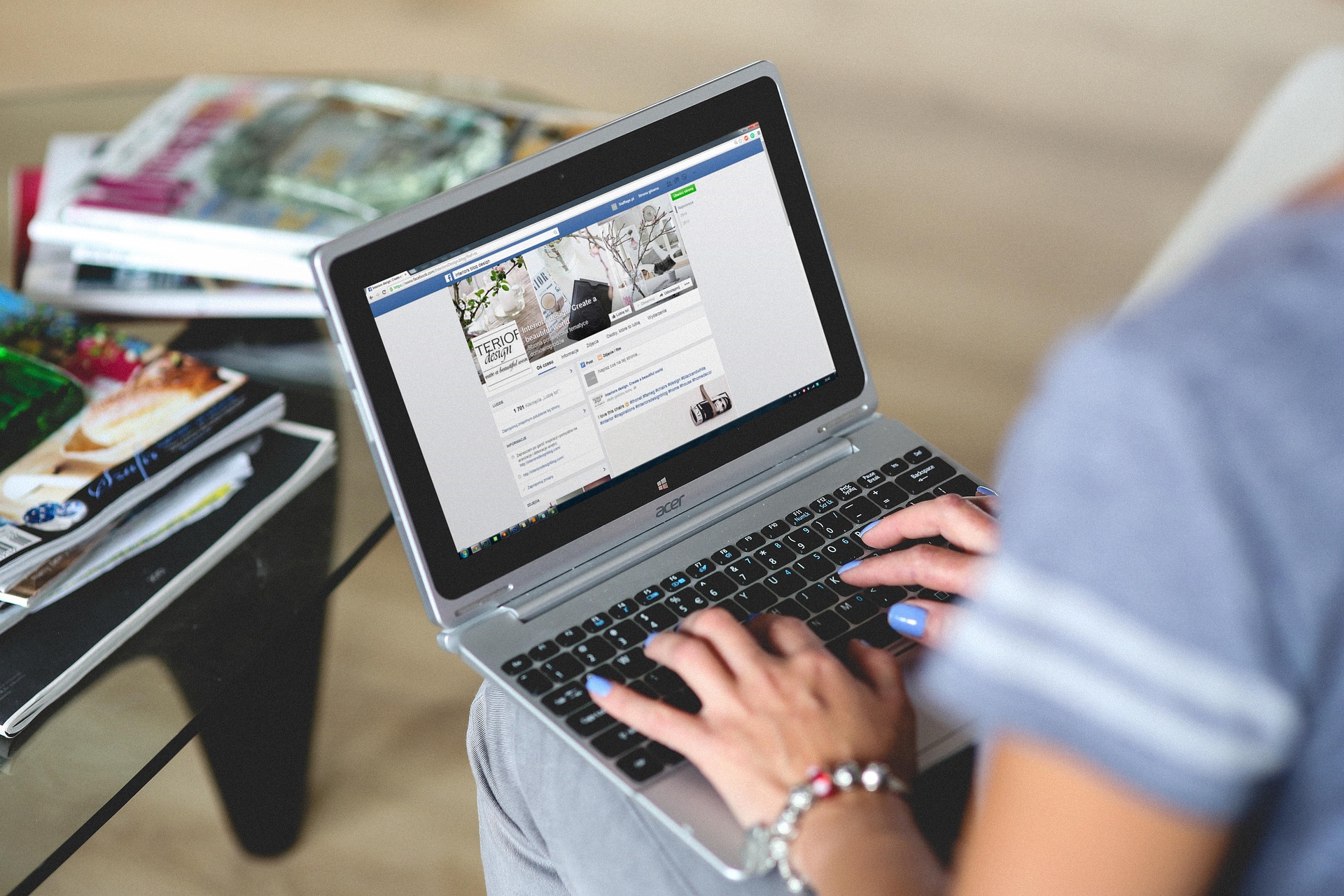 Pessoa a consultar uma página de uma empresa no Facebook através de um portátil.