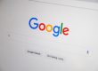 Página inicial do Google num ecrã, com o logótipo e a barra de pesquisa.
