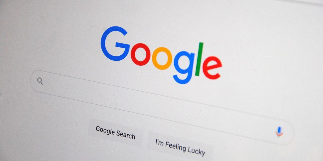 Página inicial do Google num ecrã, com o logótipo e a barra de pesquisa.