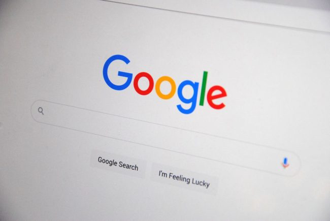 Página inicial do Google num ecrã, com o logótipo e a barra de pesquisa.