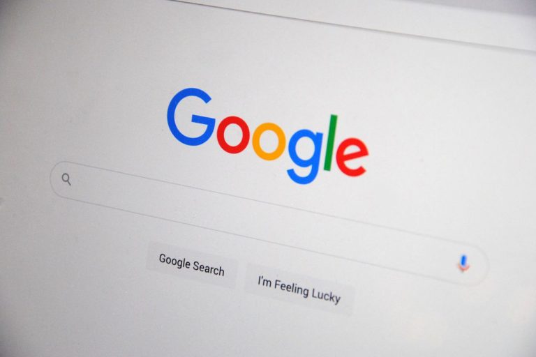 Página inicial do Google num ecrã, com o logótipo e a barra de pesquisa.