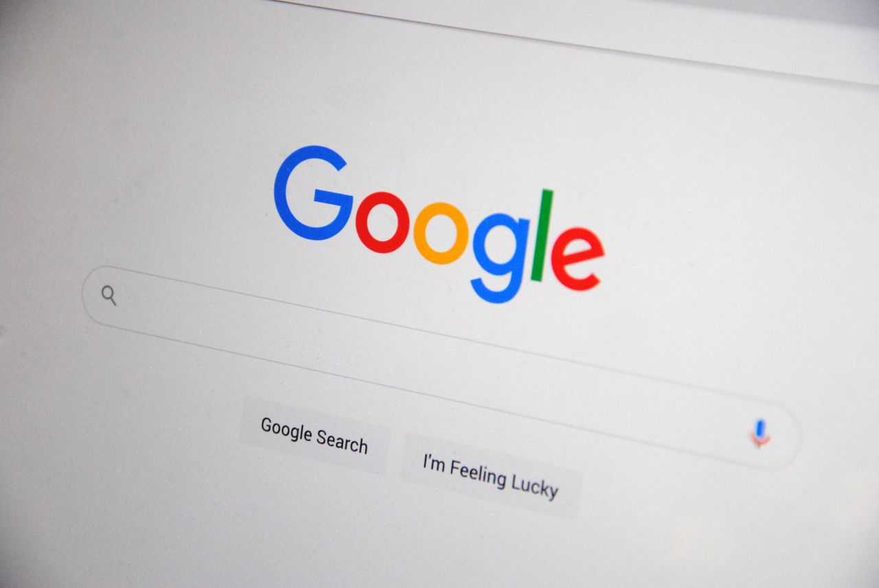 Página inicial do Google num ecrã, com o logótipo e a barra de pesquisa.